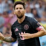 Lionel Messi dijatuhkan penggemar saat pitch invasion di Puerto Rico