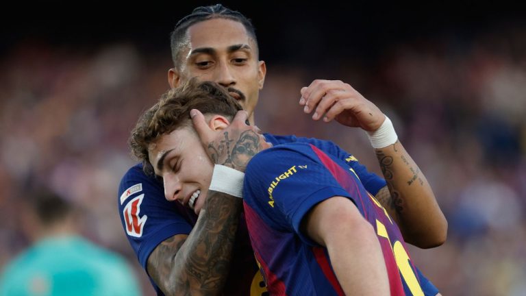 Barcelona rayakan gol Frenkie de Jong saat menang 3-0 atas Levante di LaLiga