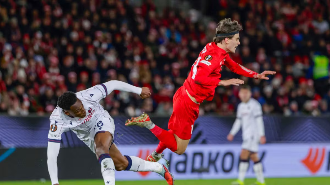 Santiago Castro berebut bola dalam laga SK Brann vs Bologna di UEFA Europa League 2025/26 yang berakhir 1-0 untuk Bologna