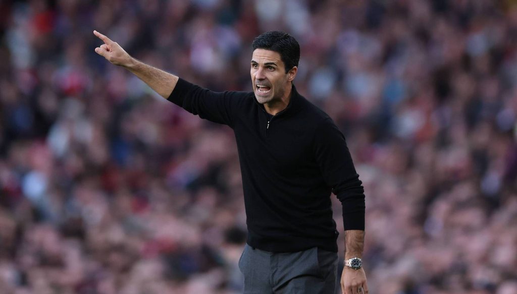 LONDON, INGGRIS - 21 September 2025: Mikel Arteta, Manajer Arsenal, memberi isyarat selama pertandingan Liga Premier antara Arsenal dan Manchester City di Stadion Emirates pada 21 September 2025 di London, Inggris. (Foto oleh Alex Pantling/Getty Images)