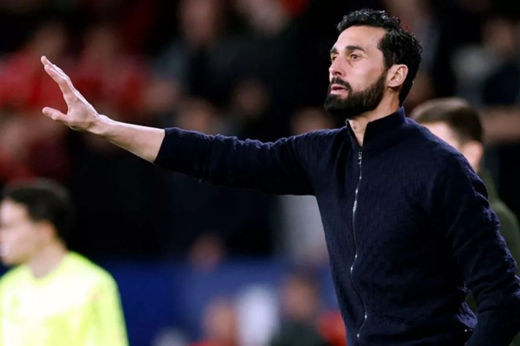 Pelatih Real Madrid memberikan instruksi saat menghadapi Real Madrid di La Liga