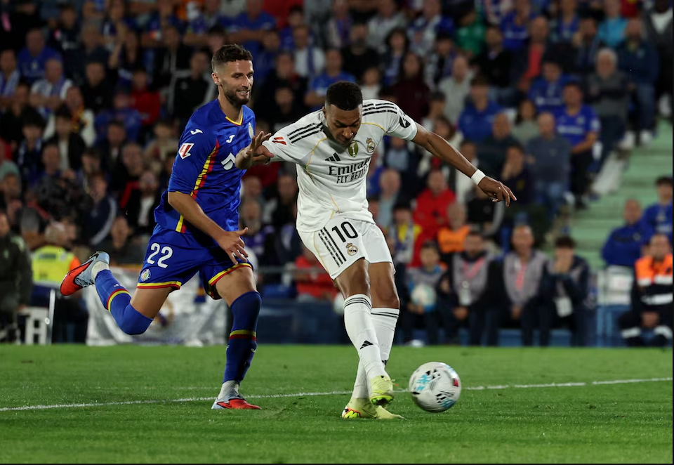 M BAPPEduel dengan pemain Getafe dalam laga Real Madrid vs Getafe di La Liga