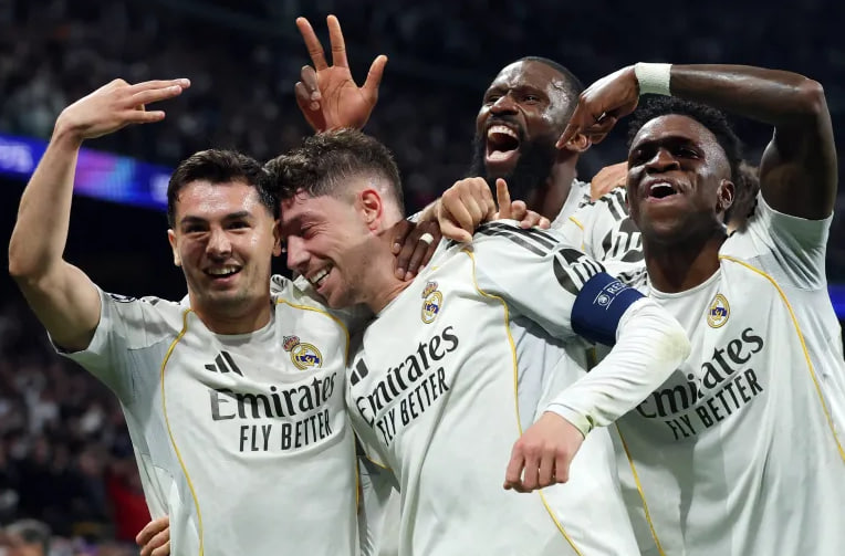 Vinicius Jr merayakan gol bersama pemain Real Madrid saat mengalahkan Manchester City 2-1