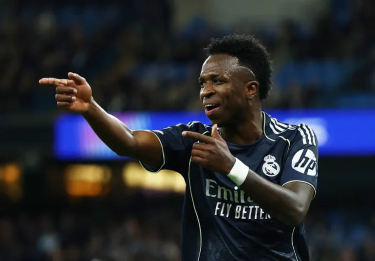 Vinicius Jr merayakan gol bersama pemain Real Madrid saat mengalahkan Manchester City 2-1