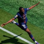 Pemain PSG merayakan gol ke gawang Chelsea dalam kemenangan 3-0 di Liga Champions
