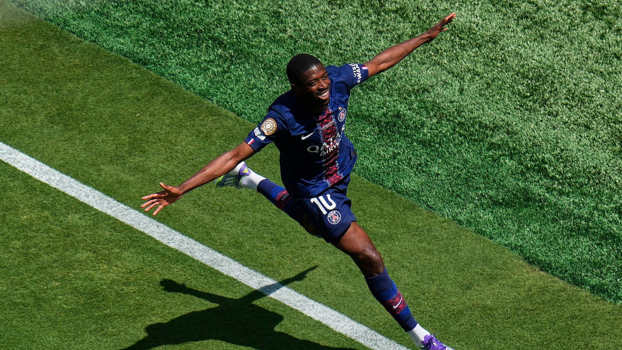 Pemain PSG merayakan gol ke gawang Chelsea dalam kemenangan 3-0 di Liga Champions